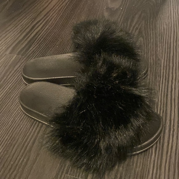 Fuzzy Slides with Rubber Bottom, Size 7 - Picture 1 of 4